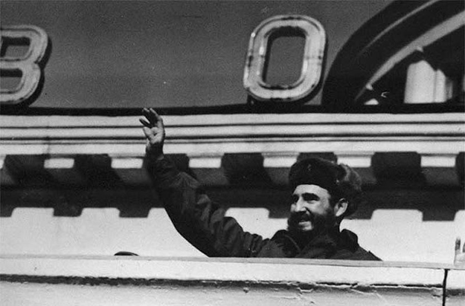 Vào ngày 27/4/1963, nhà lãnh đạo Cuba Fidel Castro chính thức bắt đầu chuyến thăm Liên Xô đầu tiên kéo dài 40 ngày. Trong ảnh là ông Castro vẫy tay chào người dân Liên Xô khi đến thăm quốc gia này.